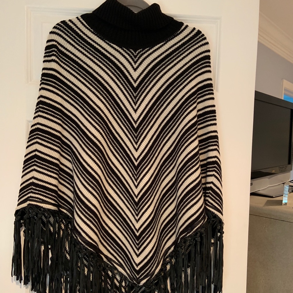 Dana Buchman black & white knit turtleneck poncho- leather fringe